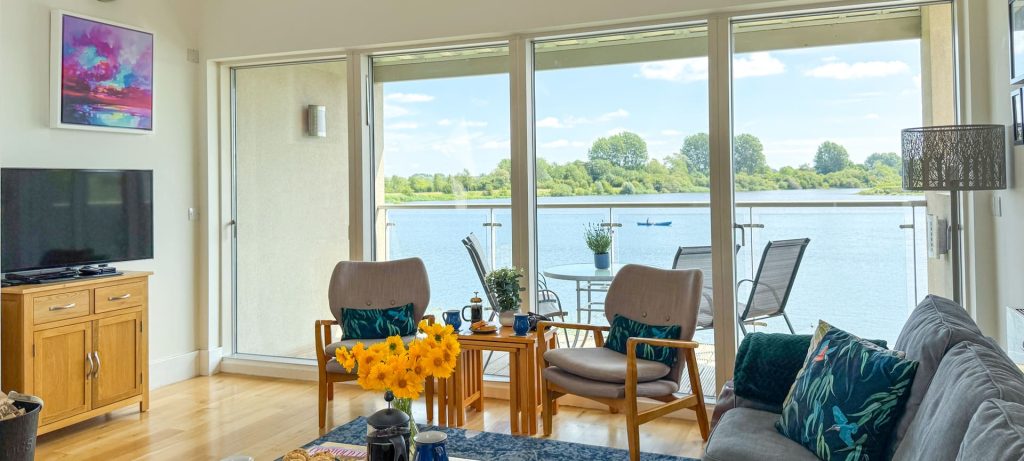 Cotswolds Holiday Let Living Room with lake view to frame family holiday